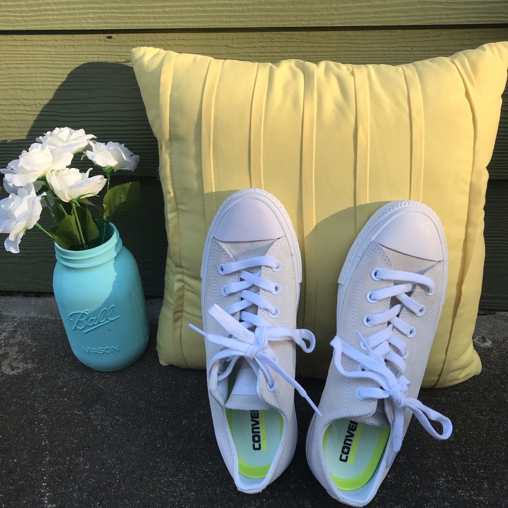 BRAND NEW WHITE CONVERSE CONS